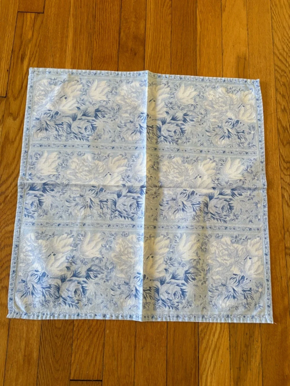 Williams Sonoma Blue/White Floral Border Cotton Tablecloth W/ 4 Napkins 70x90